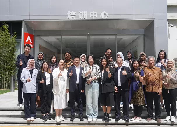 Kementrian Indonesia, malaikat kunjungan Pendidikan untuk membahas solusi air sehat untuk kampus hijau